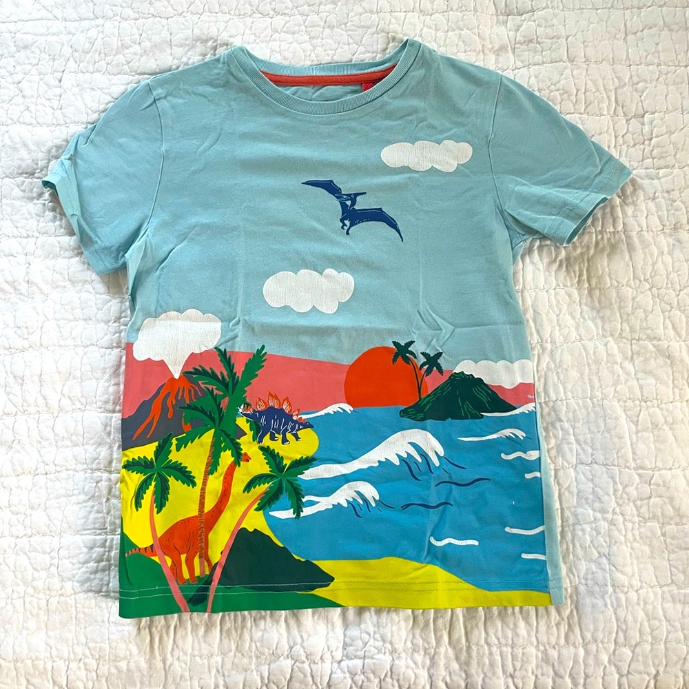 Mini Boden tee - Dinosaurs on the shore